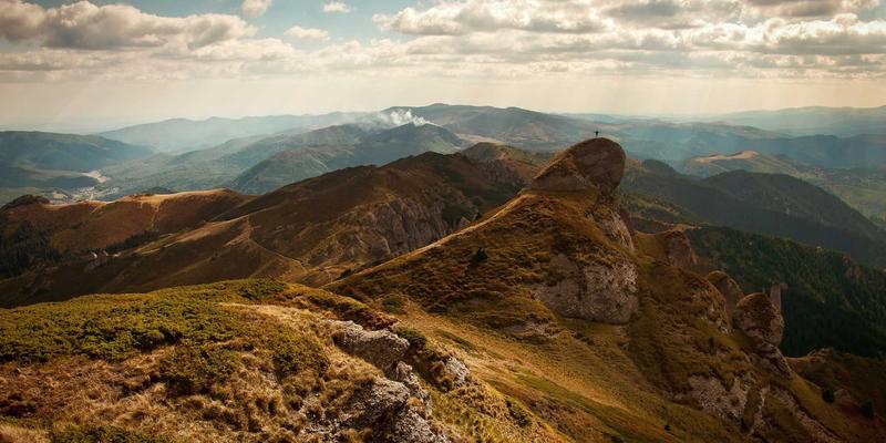 从义乌到全球：探寻义乌物流专线的价格与服务对比，赋能教师培训与师资派遣的跨境新思路